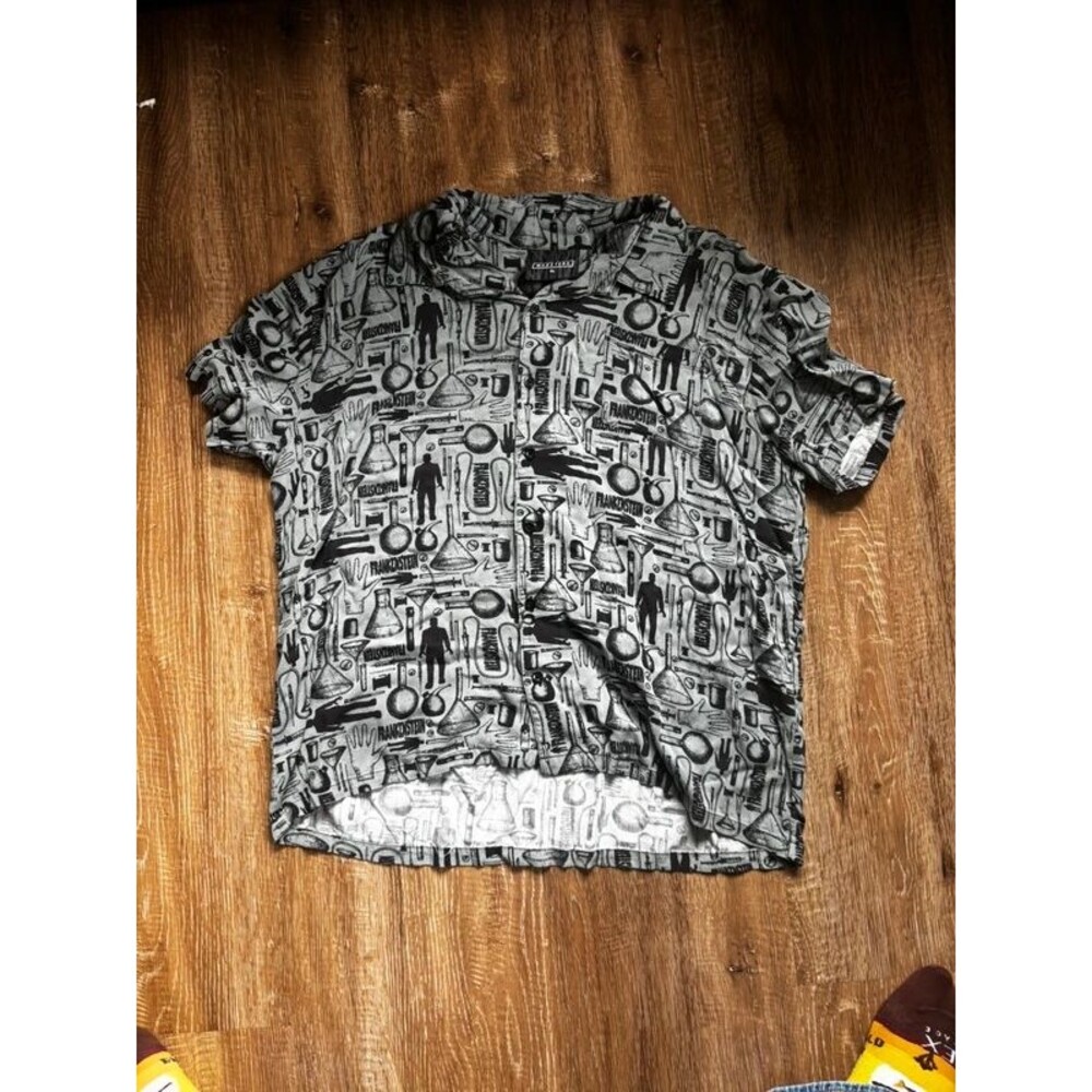 Universal Studios Limited Monsters Men's L Button Down